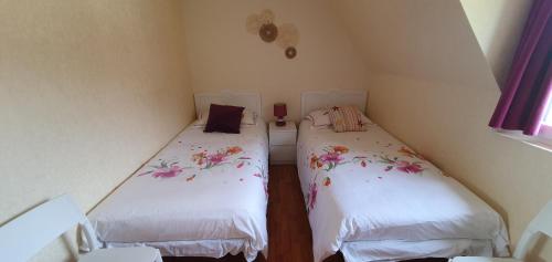 - 2 lits jumeaux dans une petite chambre dans l'établissement Plage et Golf !, à Houlgate