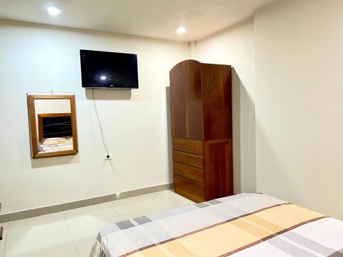 a bedroom with a bed and a tv on the wall at Habitación premium y moderna in La Merced