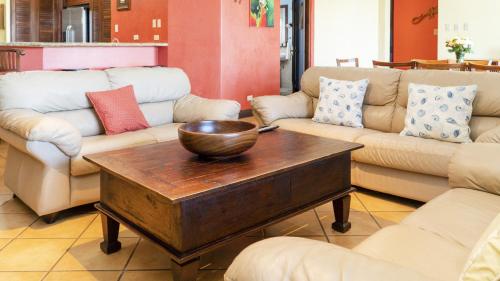 Χώρος καθιστικού στο Bougainvillea 4101 Luxury Condo - Reserva Conchal