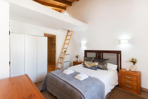 Ένα ή περισσότερα κρεβάτια σε δωμάτιο στο HOUSE-style apartament with private garden next to TORREMOLINOS BEACHES