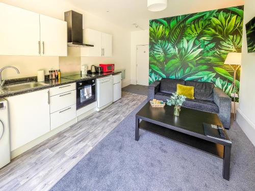 une cuisine et un salon avec un canapé et une table dans l'établissement RUBY Delightful Suite Moseley Mews, Birmingham By STAE-Homes, à Birmingham