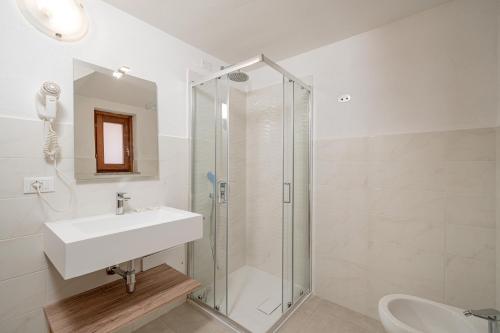 Koupelna v ubytování Residence Li Menduli