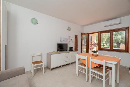 TV a/nebo společenská místnost v ubytování Residence Li Menduli
