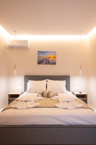 Ένα ή περισσότερα κρεβάτια σε δωμάτιο στο Blue Wave Suites - Ixia