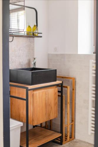 a kitchen with a black sink in a room at Coudignac 1891 in Lagnes