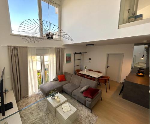 ein Wohnzimmer mit Sofa und Tisch in der Unterkunft Villa Maksan - Sea View, Jacuzzi & BBQ Garden in Pakoštane