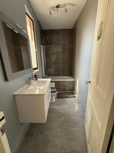 Photo de la galerie de l'établissement Chambres spacieuses proche Genève, à Bellegarde-sur-Valserine