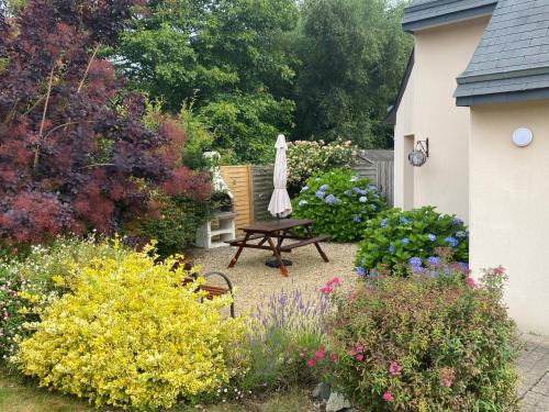 Photo de la galerie de l'établissement Cosy 3-Bed Retreat -Garden Play Area Bbq & Beach, à Pludual