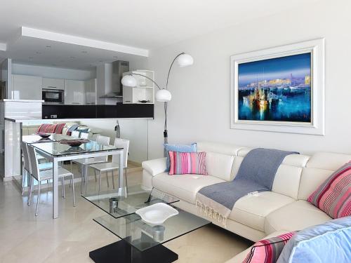 un salon avec un canapé blanc et une table dans l'établissement Beachfront 2-bedroom apartment with balcony, à Cannes