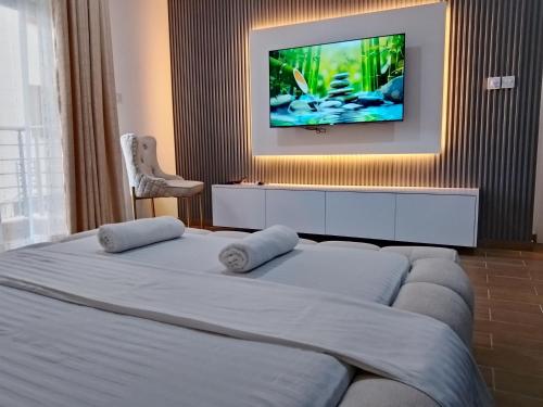 Postel nebo postele na pokoji v ubytování AQUA GARDENS SEAVIEW LUXURY HOMESTAY NYALI Msa