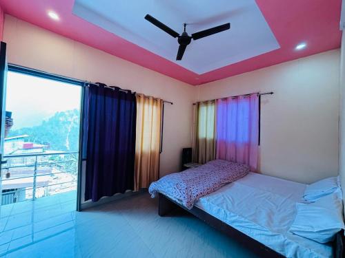 Un dormitorio con una cama y una ventana grande. en Kedar crown, en Ukhimath