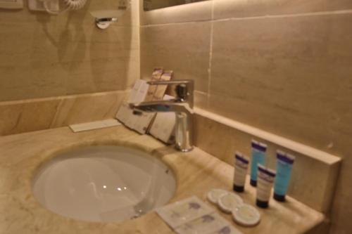 a bathroom with a sink with toothbrushes at فندق ديوان الهجرة in Medina