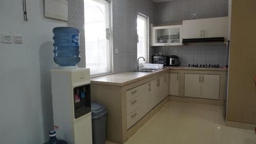 Kuchyň nebo kuchyňský kout v ubytování Diyar Villas Puncak K3/9