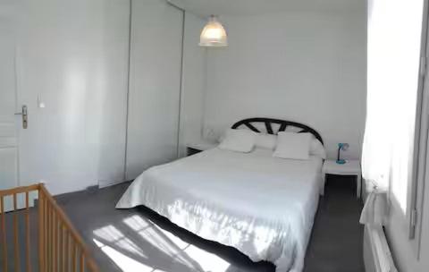 une chambre blanche avec un lit avec des draps et des oreillers blancs dans l'établissement Maisons à 200 m de la plage, à Saint-Pierre-dʼOléron