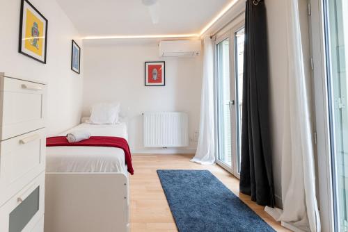 une chambre avec deux lits et une grande fenêtre dans l'établissement Apartment Vieil Antibes 82 m2 with secured private parking 3 Rooms, à Antibes