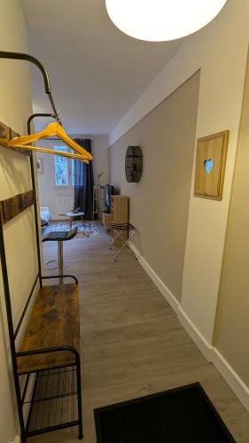 Cette chambre dispose d'un couloir avec une chaise et une lampe. dans l'établissement Studio spacieux - Labronie, à Sarlat-la-Canéda