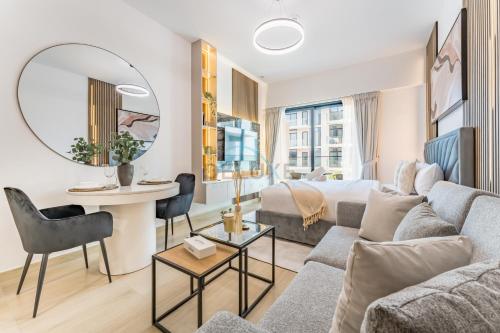 Pool and Community View Studio with Balcony Near Park, Pantheon Elysee III, Jumeirah Village Circle by Deluxe Holiday Homes