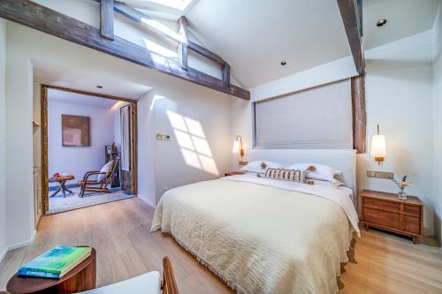 Katil atau katil-katil dalam bilik di Sun Nest Yoga Designer Meisu Lijiang Shuhe Ancient Town Branch