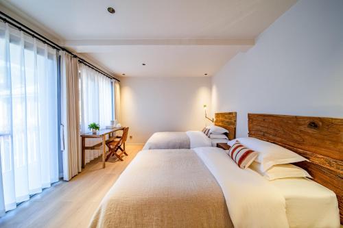 Katil atau katil-katil dalam bilik di Sun Nest Yoga Designer Meisu Lijiang Shuhe Ancient Town Branch