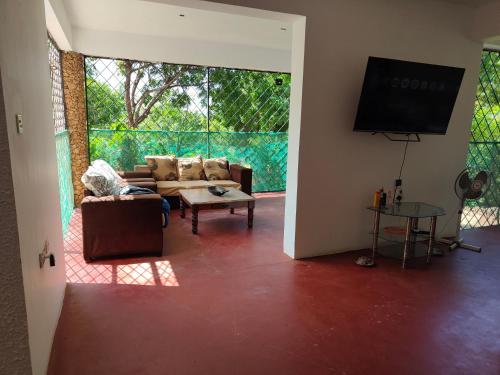 TV a/nebo společenská místnost v ubytování Baba Yaga Beach Farm House