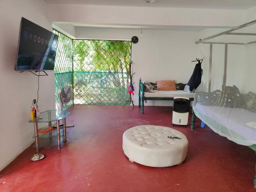 TV a/nebo společenská místnost v ubytování Baba Yaga Beach Farm House