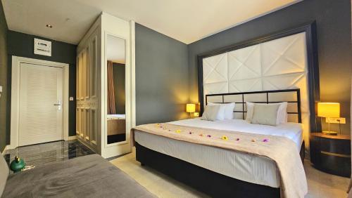 Postel nebo postele na pokoji v ubytování Royalis Suites Budva