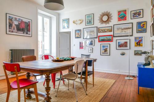 une salle à manger avec une table et des chaises en bois dans l'établissement Superbe appartement décoration atypique et colorée - 5 personnes, à Les Sables-dʼOlonne