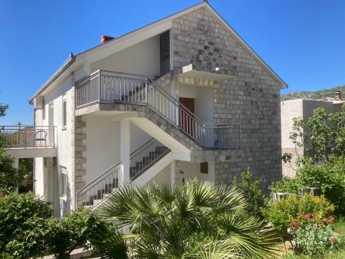 ein Gebäude mit Balkonen an der Seite in der Unterkunft Guest House Konak kod Danke in Trebinje