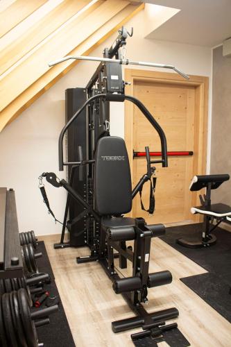 CostaltaにあるB&B LE TERZE - Wellness & SPA - E-bike rentalのロフトにあるトレッドミル付きのジム