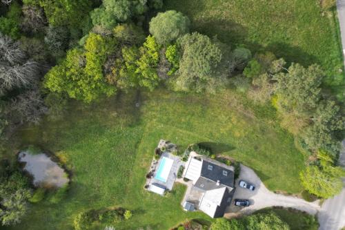 - une vue sur la cour avec une maison dans l'établissement Villa avec piscine chauffée - En pleine nature, à Sainte-Hélène