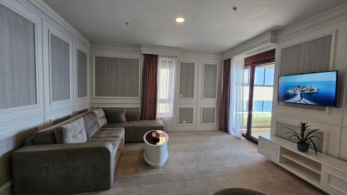 TV a/nebo společenská místnost v ubytování Royalis Suites Budva