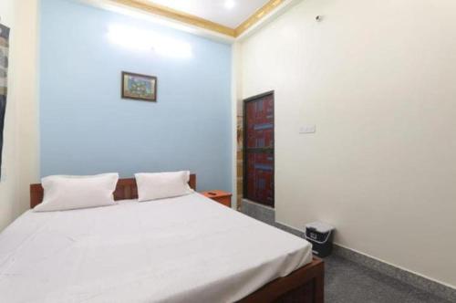 Postel nebo postele na pokoji v ubytování Hotel Atithi Grand, Gobarsahi