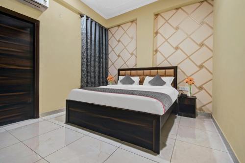 a bedroom with a large bed in a room at Collection O Aloft in Jaipur