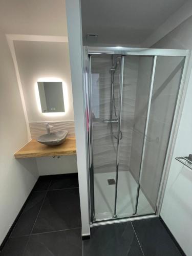 Un baño de Gîte L'Après-Ski, Spa, Spacieux