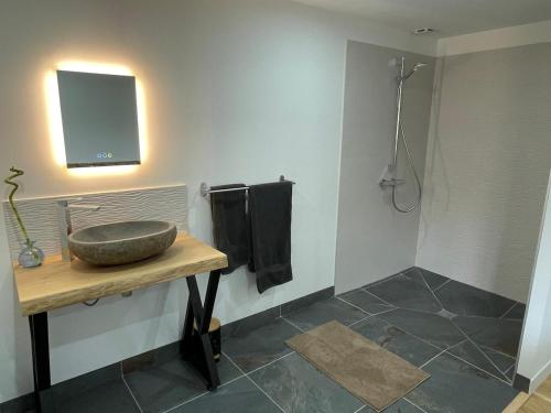 Un baño de Gîte L'Après-Ski, Spa, Spacieux
