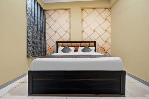 a bedroom with a large bed in a room at Collection O Aloft in Jaipur