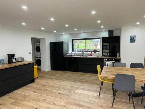 Una cocina o zona de cocina en Gîte L'Après-Ski, Spa, Spacieux