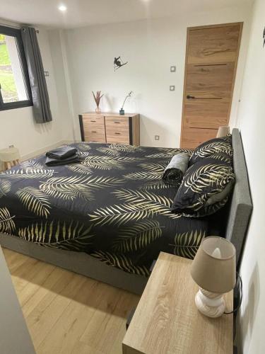 Cama o camas de una habitación en Gîte L'Après-Ski, Spa, Spacieux