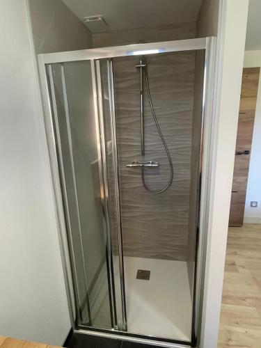 Un baño de Gîte L'Après-Ski, Spa, Spacieux