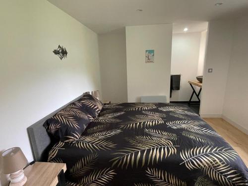 Cama o camas de una habitación en Gîte L'Après-Ski, Spa, Spacieux