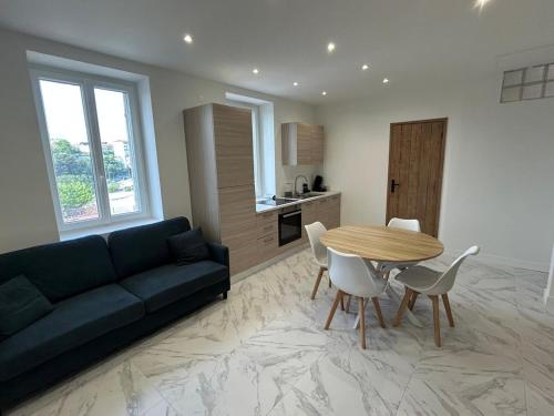 un salon avec un canapé, une table et des chaises dans l'établissement Appartement T3, Wi-Fi ,climatisé 2ème étage et dernier étage, à Marseille
