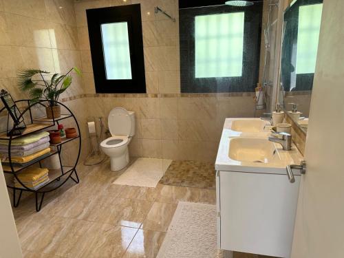 Ένα μπάνιο στο Maison vue mer avec piscine et jardin verdoyant à Platja d'Aro