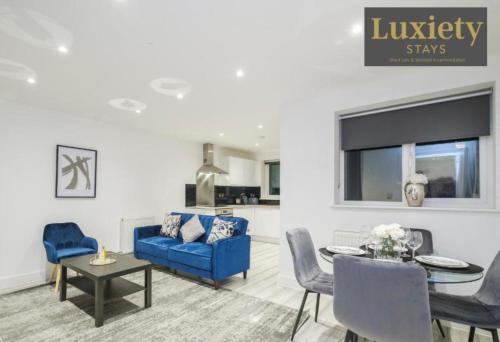 a living room with a blue couch and a table at Sleek Stylish 1BR - City Centre nr High Str… in Southend-on-Sea