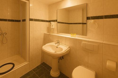 Koupelna v ubytování Hotel Schwarzenbek