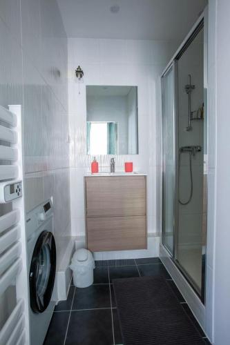 une salle de bain avec toilettes, lavabo et douche dans l'établissement Paris 2 - Vendôme - Rue Volney - 2 rooms, à Paris