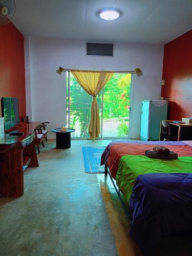เตียงในห้องที่ Six Nature Resort
