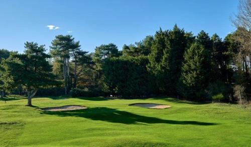 a golf course with two putts on a green field at La petite maison rouge in Cucq
