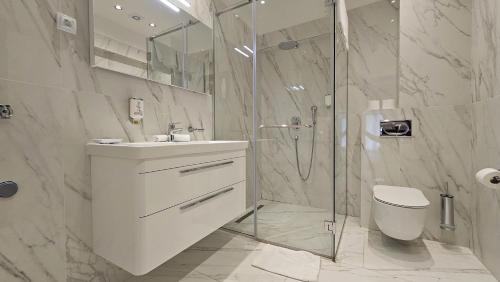 Koupelna v ubytování Royalis Suites Budva