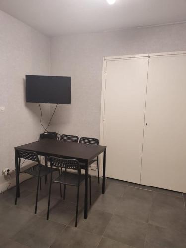 Televízia a/alebo spoločenská miestnosť v ubytovaní La cour d'école à Tours