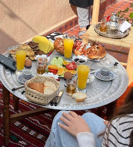 una mesa llena de alimentos para el desayuno y bebidas en una mesa en House andalous, en Fez